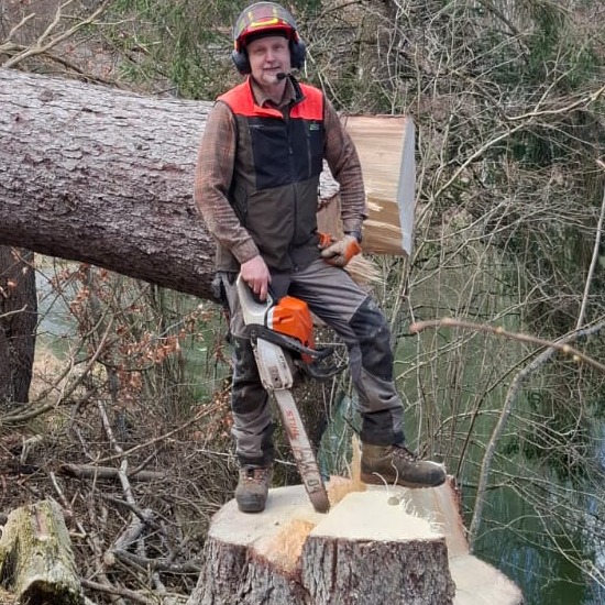 Peter von Heeren im Praxiseinsatz mit Kettensäge im Wald